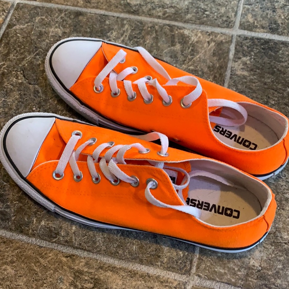 Men’s Converse Size 8 (orange)